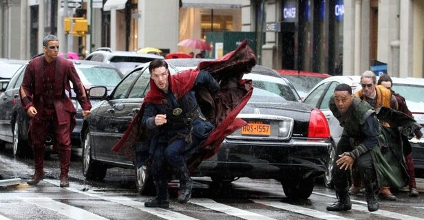 Ο Μπένεντικτ Κάμπερμπατς ως Doctor Strange στους δρόμους του Λονδίνου και της Νέας Υόρκης