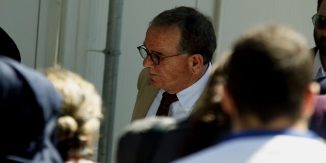 Επεισόδια στη Μόρια. Πέταξαν μπουκάλια στον Μουζάλα