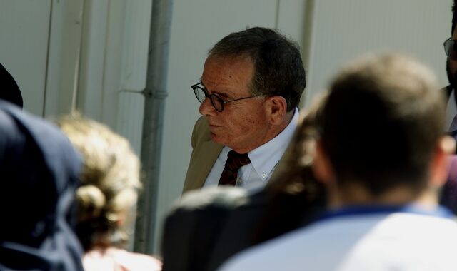 Επεισόδια στη Μόρια. Πέταξαν μπουκάλια στον Μουζάλα