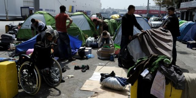 Πειραιάς: 4.500 πρόσφυγες και μετανάστες στο λιμάνι. Ξεκίνησε η διανομή φυλλαδίων από το Υπουργείο Ναυτιλίας