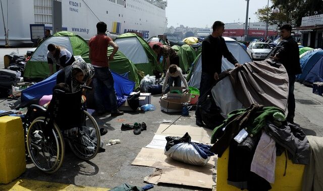 Πειραιάς: 4.500 πρόσφυγες και μετανάστες στο λιμάνι. Ξεκίνησε η διανομή φυλλαδίων από το Υπουργείο Ναυτιλίας