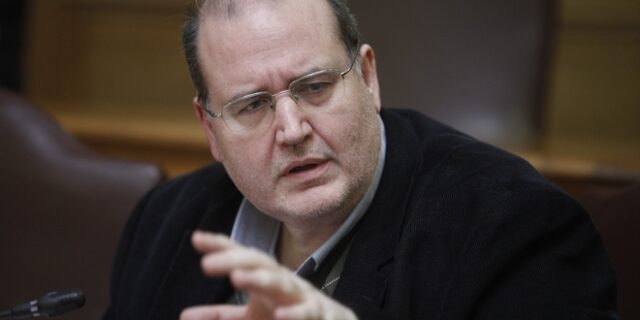 Φίλης για ‘πριγκίπισσες-βασιλόπουλα’: Εγώ λέω την κόρη μου, φως μου ή -ακόμη χειρότερα- Μαριάνα