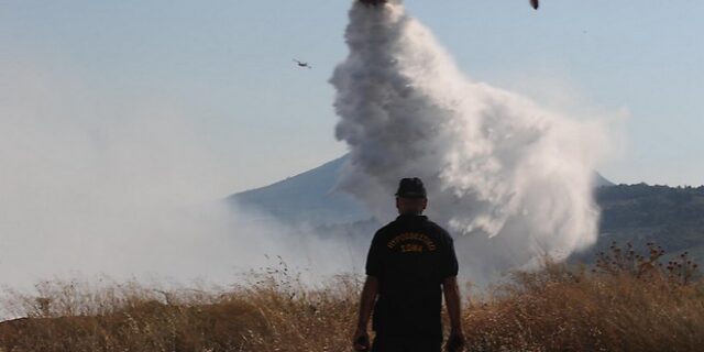 Μαίνεται η φωτιά στην Ικαρία