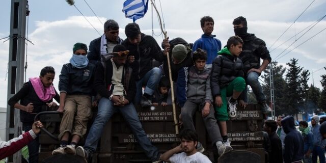 Κλειστή η Εγνατία από την καθιστική διαμαρτυρία των προσφύγων