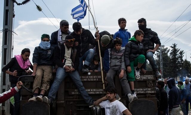 Κλειστή η Εγνατία από την καθιστική διαμαρτυρία των προσφύγων