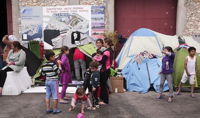 Πειραιάς: Ολοκληρώθηκε η μεταφορά των προσφύγων στην πέτρινη αποθήκη