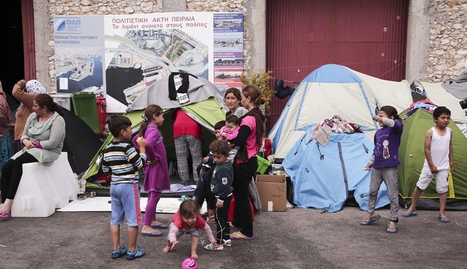 Μέχρι το Πάσχα θα έχουν μεταφερθεί οι περισσότεροι πρόσφυγες από το λιμάνι του Πειραιά