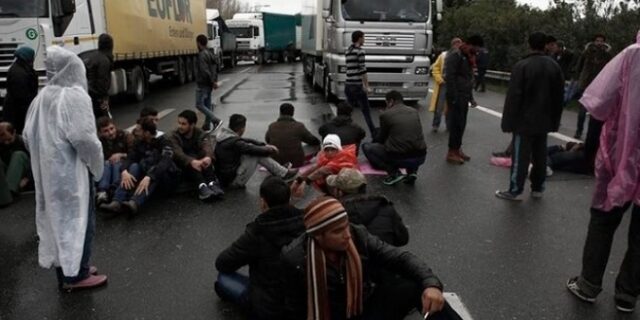 Κινητοποίηση προσφύγων και μεταναστών στην εθνική οδό Θεσσαλονίκης – Ευζώνων