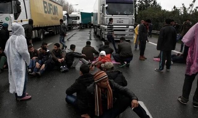 Κινητοποίηση προσφύγων και μεταναστών στην εθνική οδό Θεσσαλονίκης – Ευζώνων