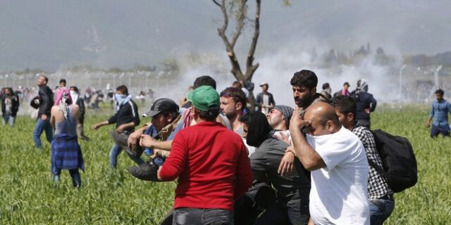 Δακρυγόνα κατά των προσφύγων στην Ειδομένη από την αστυνομία της ΠΓΔΜ