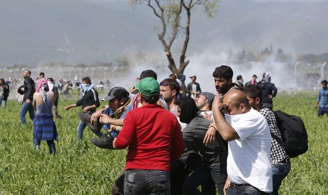 Δακρυγόνα κατά των προσφύγων στην Ειδομένη από την αστυνομία της ΠΓΔΜ