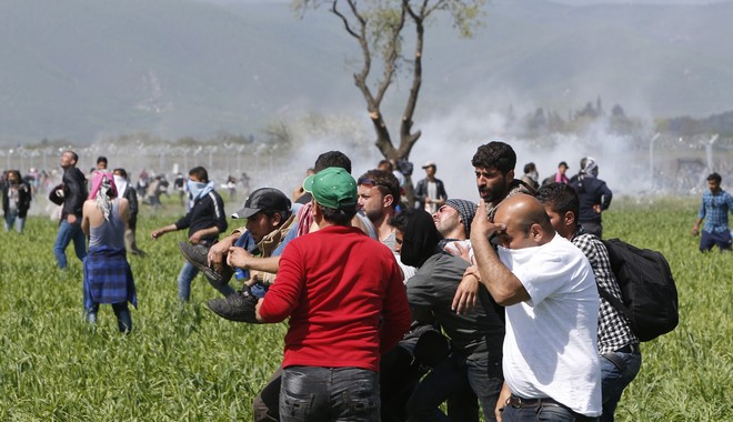 Δακρυγόνα κατά των προσφύγων στην Ειδομένη από την αστυνομία της ΠΓΔΜ