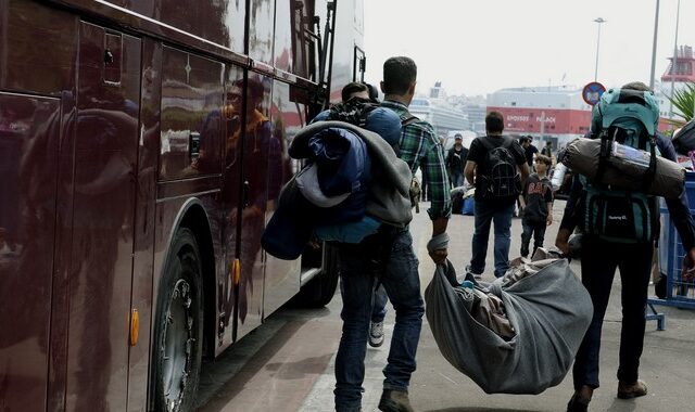 ‘Δεν θα αδειάσει ο Πειραιάς’: Νέα προσπάθεια ενημέρωσης μεταναστών και προσφύγων από το λιμενικό