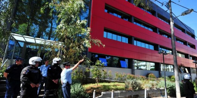 Επίθεση κουκουλοφόρων στα γραφεία του ‘Πρώτου Θέματος’