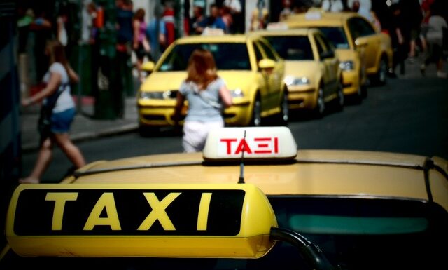 Χειροπέδες σε οδηγούς ταξί για πειραγμένα ταξίμετρα