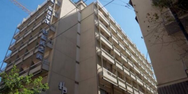 City Plaza: Κατάληψη στο εγκαταλελειμμένο ξενοδοχείο για τη στέγαση προσφύγων. Η οργή της ιδιοκτήτριας στο Facebook