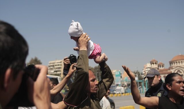 Χάος στον Πειραιά: Πρόσφυγας σήκωσε στον αέρα βρέφος για να διαμαρτυρηθεί