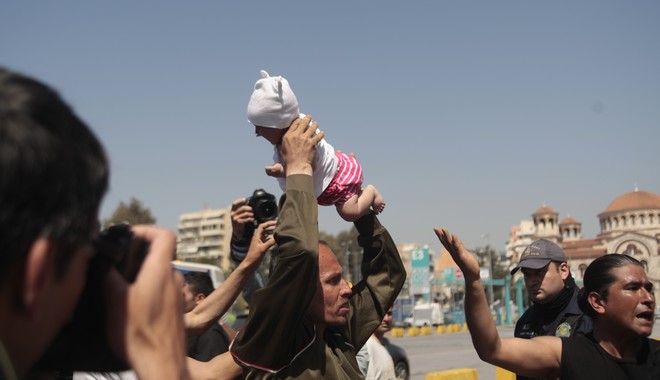 Χάος στον Πειραιά: Πρόσφυγας σήκωσε στον αέρα βρέφος για να διαμαρτυρηθεί