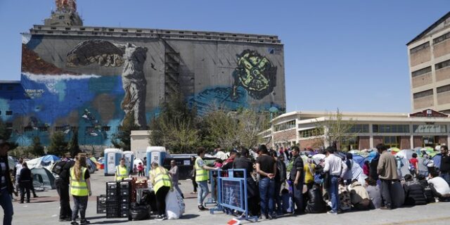 Αναβρασμός στον Πειραιά: Αρνούνται να μετακινηθούν οι πρόσφυγες