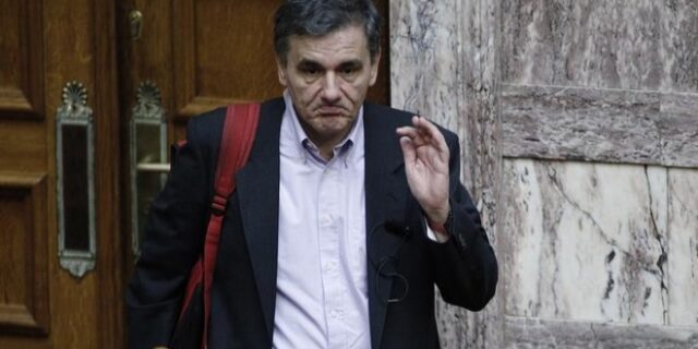 ‘Στενάζουν’ τα κρατικά ταμεία όσο δεν κλείνει η αξιολόγηση