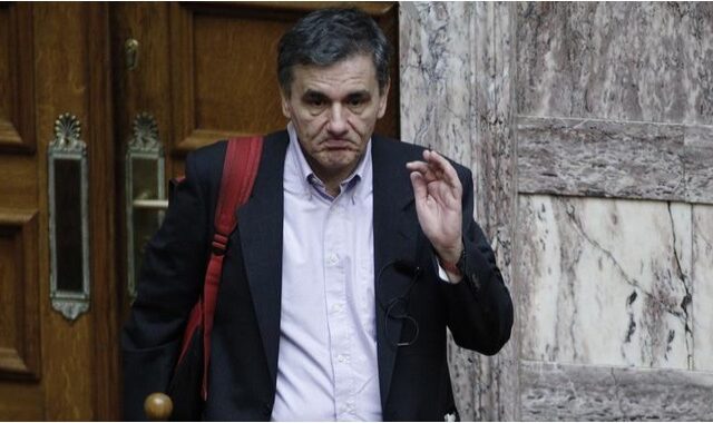 ‘Στενάζουν’ τα κρατικά ταμεία όσο δεν κλείνει η αξιολόγηση