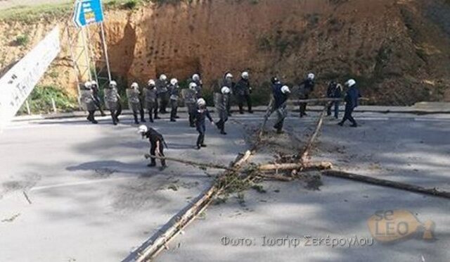 Ένταση στις Σκουριές: Διαμαρτυρόμενοι απέκλεισαν τον δρόμο με κορμούς δέντρων