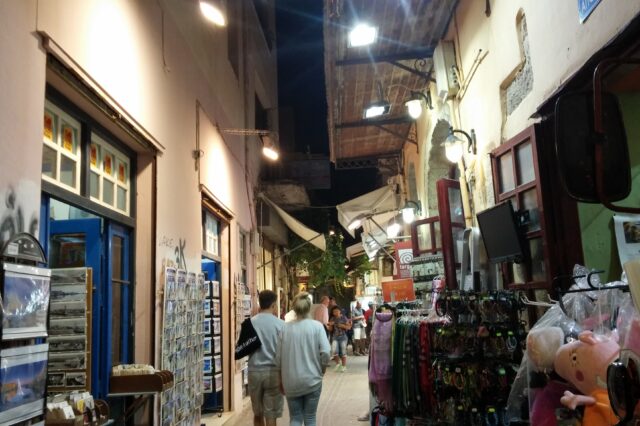 Ζευγάρι αλλοδαπών έκανε ‘dolce vita’ στα ελληνικά νησιά επί δύο μήνες με πλαστές πιστωτικές