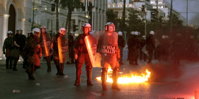 Δολοφονική επίθεση κατά διαδηλωτών καταγγέλλει η ΛΑΕ