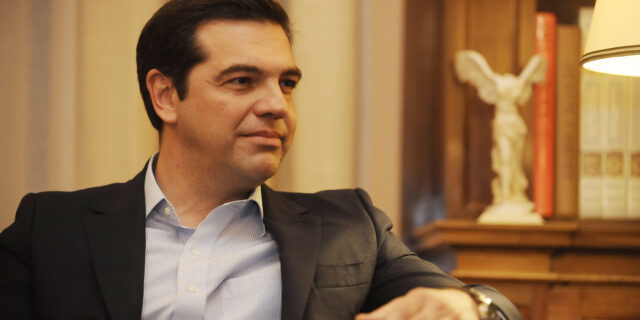 Ισοδύναμα έναντι του παγώματος των ειδικών μισθολογίων, ζήτησε από τους υπουργούς ο Τσίπρας