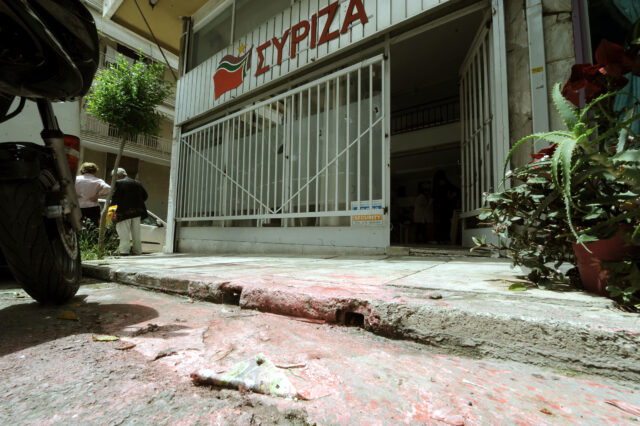 Νέο μπαράζ επιθέσεων τα ξημερώματα σε γραφεία του ΣΥΡΙΖΑ