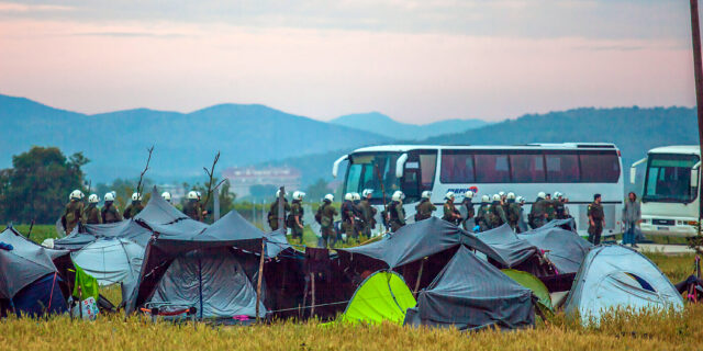 Ειδομένη: Συνεχίζεται για δεύτερη μέρα η επιχείρηση εκκένωσης