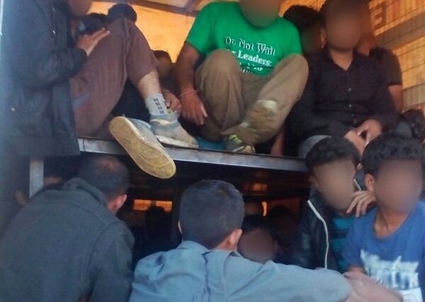 Συνελήφθη 49χρονος που είχε στοιβάξει 57 μετανάστες στην καρότσα φορτηγού
