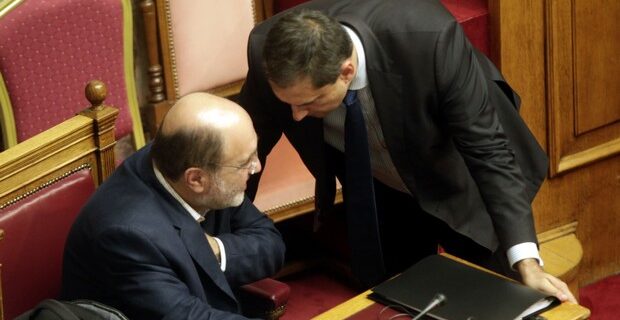 Εμπλοκή Χ.Θεοχάρη σε τακτοποίηση τριγωνικών συναλλαγών καταγγέλλει ο Αλεξιάδης