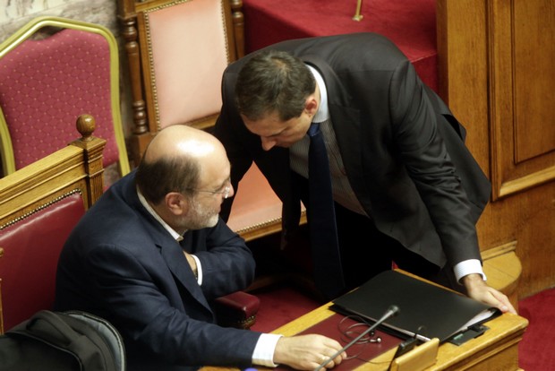 Εμπλοκή Χ.Θεοχάρη σε τακτοποίηση τριγωνικών συναλλαγών καταγγέλλει ο Αλεξιάδης