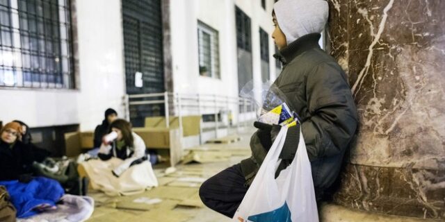 Οι άστεγοι της Αθήνας: Έλληνες το 62% των ανθρώπων που αναγκάζονται να κοιμούνται στο δρόμο