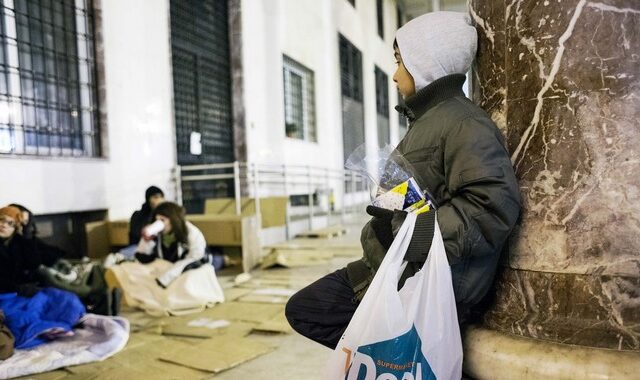 Οι άστεγοι της Αθήνας: Έλληνες το 62% των ανθρώπων που αναγκάζονται να κοιμούνται στο δρόμο