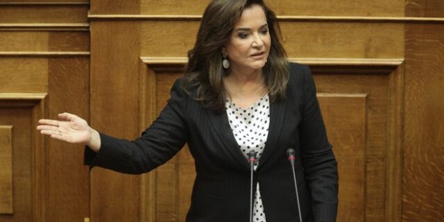 Μπακογιάννη: Παραδίδετε την εθνική κυριαρχία