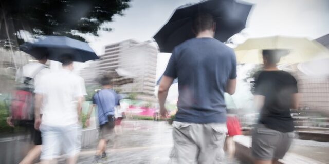 Ζέστη αλλά και βροχές το Σάββατο