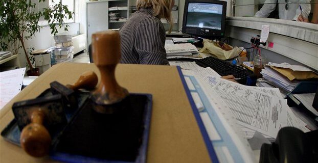 Εφοριακοί με σύνδρομο της Στοκχόλμης ή υποδούλωση άνευ όρων στους δανειστές;