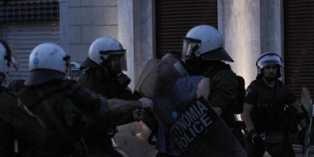 Πάταξον μεν, ερώτησον δε: Ερώτηση 37 βουλευτών του ΣΥΡΙΖΑ για την αστυνομική βία