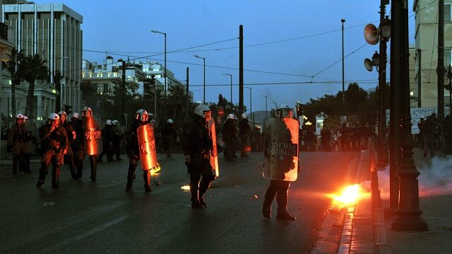 Επεισόδια έξω από τη Βουλή. Επίθεση σε δημοσιογράφους