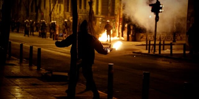 Επιθέσεις με φωτοβολίδες εναντίον ΜΑΤ στα Εξάρχεια