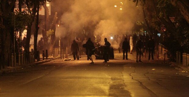 ‘Βροχή’ από φωτοβολίδες εναντίον των ΜΑΤ στα Εξάρχεια τη νύχτα