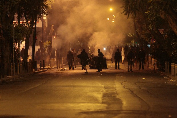 ‘Βροχή’ από φωτοβολίδες εναντίον των ΜΑΤ στα Εξάρχεια τη νύχτα