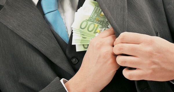 Ελεγκτής του ΥΠΟΙΚ χρηματίστηκε και κατέληξε με χειροπέδες