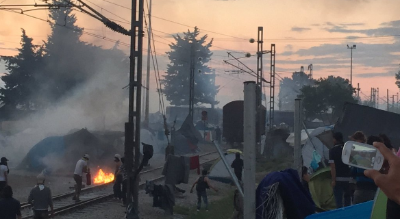 Χάος στην Ειδομένη. Μετανάστες έσπρωξαν βαγόνι τρένου προς τους αστυνομικούς