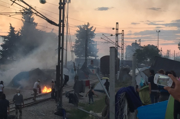 Χάος στην Ειδομένη. Μετανάστες έσπρωξαν βαγόνι τρένου προς τους αστυνομικούς