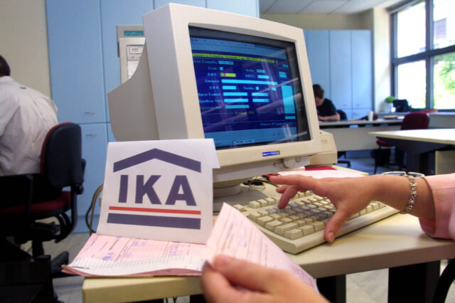 ΙΚΑ για φίλημα: Ηλεκτρονική βεβαίωση αλλά μετά πάτε στο κατάστημα