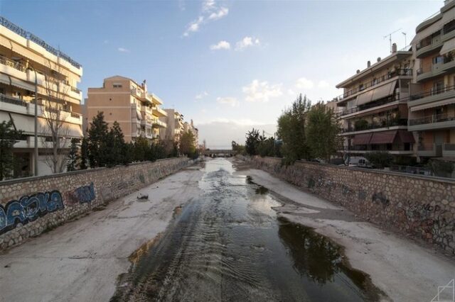 Επιχείρηση ανάσυρσης ηλικιωμένου που έπεσε στον Ιλισσό