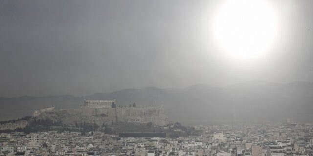 Τοπικές βροχές και μεταφορά σκόνης την Κυριακή
